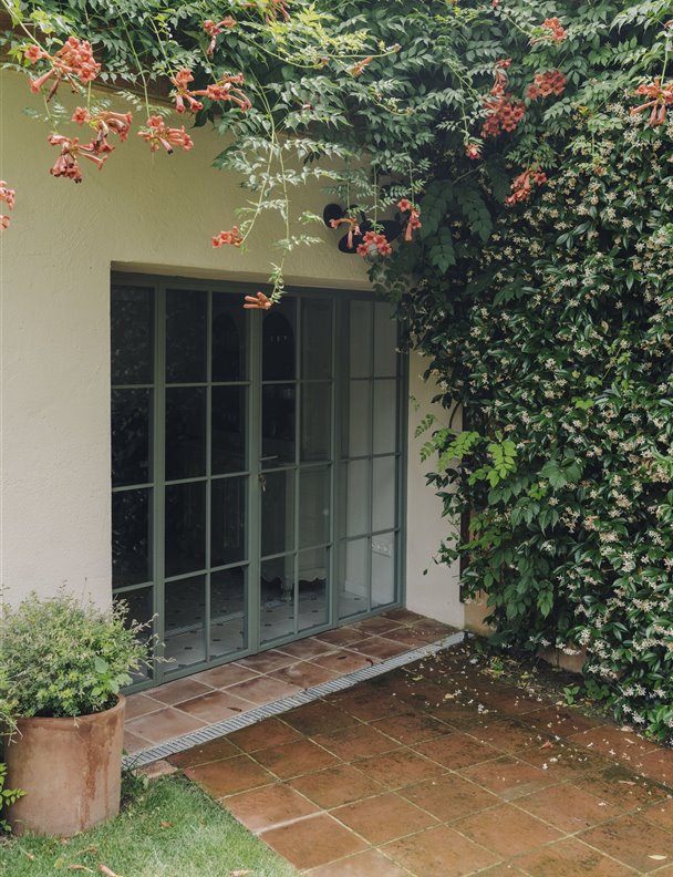 Aunque parece sacada de la campiña inglesa, esta romántica casa con toques provenzales está a las afueras de Barcelona