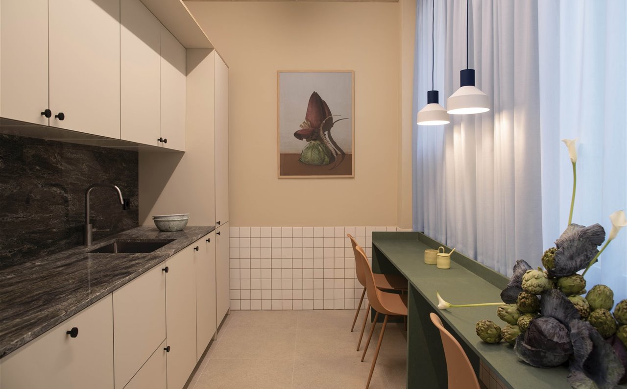 La cocina de esta oficina desdibuja el límite entre espacio de trabajo y hogar