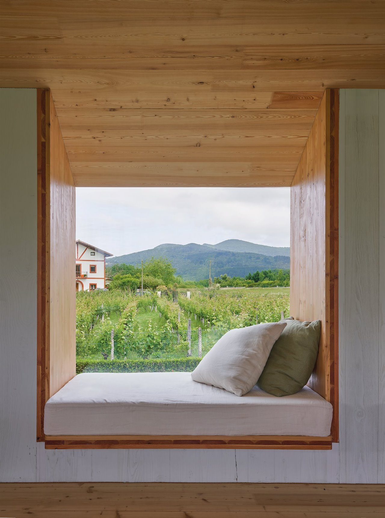 El estudio López Rivera Arquitectos ha levantado esta casa en Arteaga, Vizcaya, cuyas soluciones de eficiencia le permiten una reducción del 75% del consumo de climatización. 