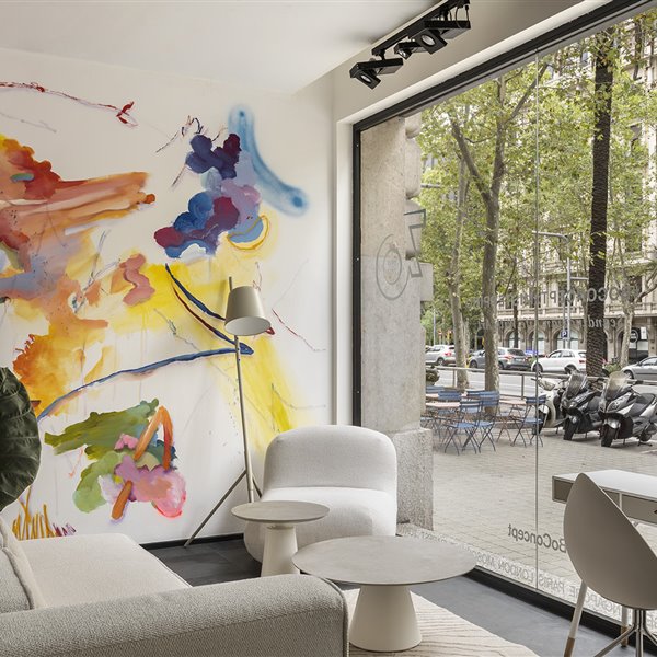El arte de Misterpiro convive con muebles escandinavos en Barcelona