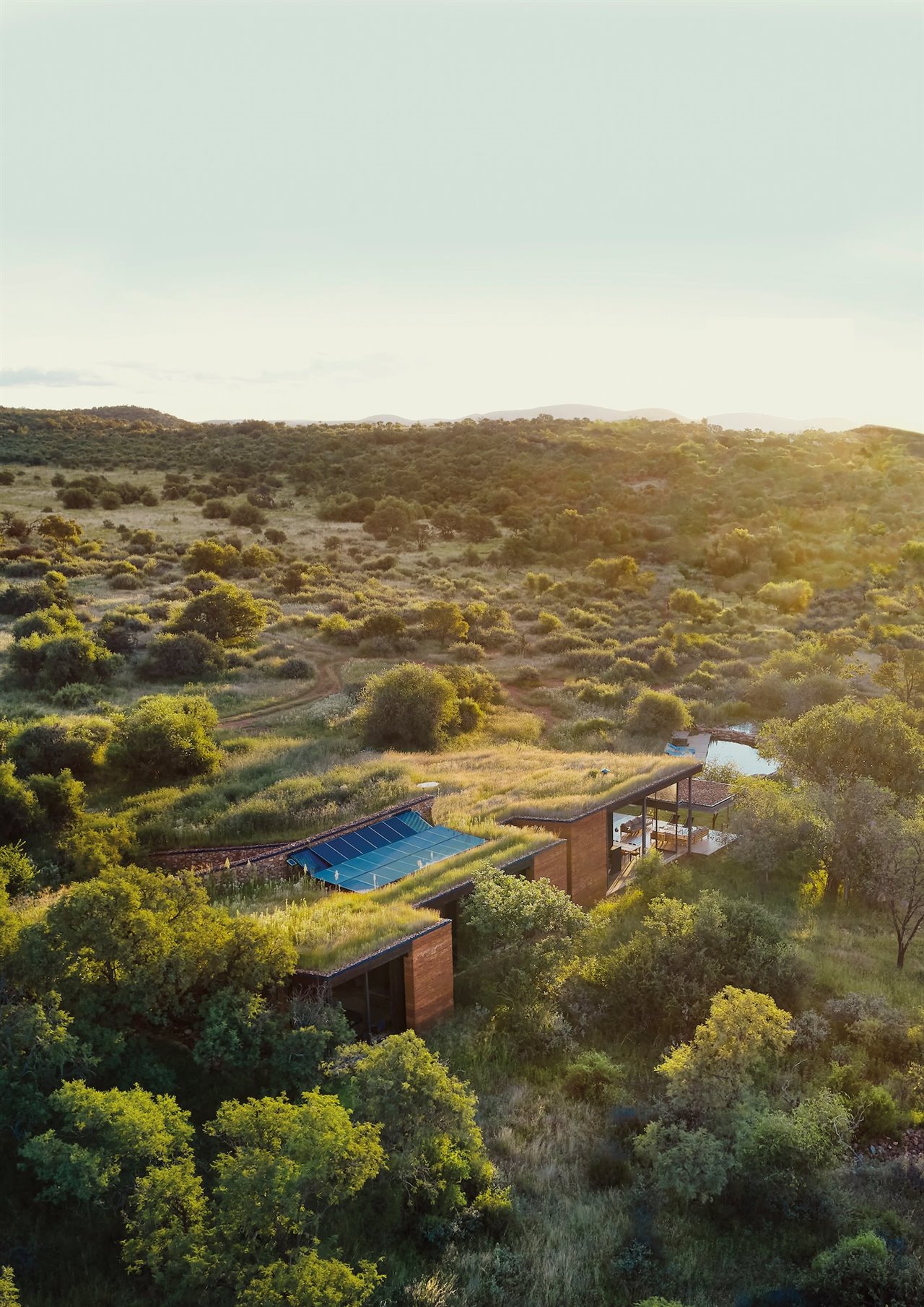 Esta casa en Sudáfrica casi desaparece en el paisaje alrededor del Vredefort Dome, el sitio de impacto de meteoritos más antiguo y más grande del mundo.