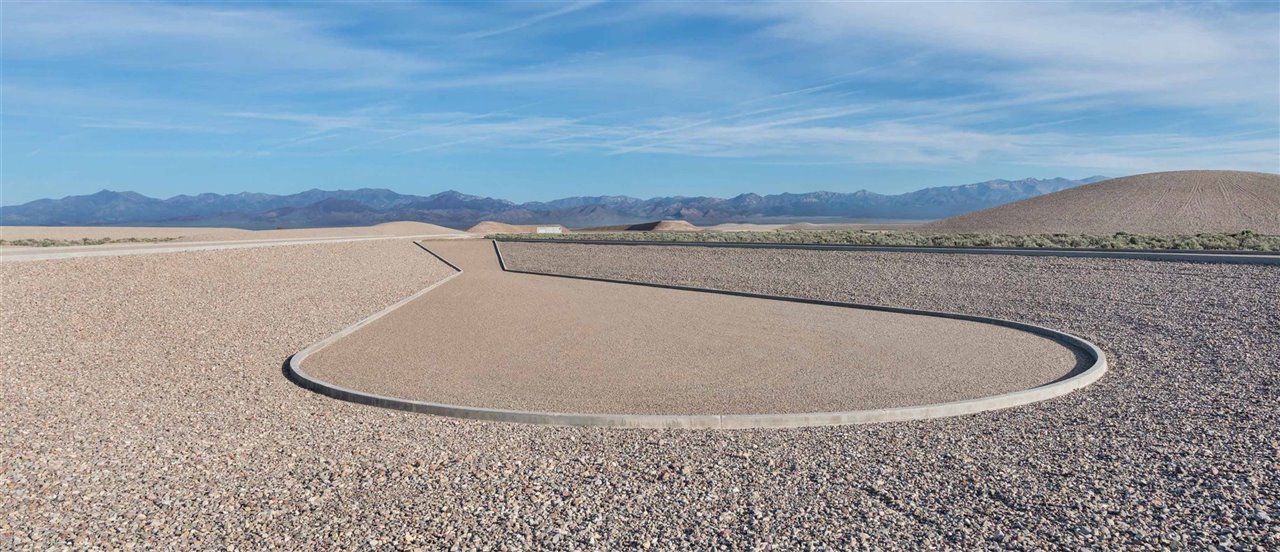 La Ciudad se funde con el desierto de Nevada.