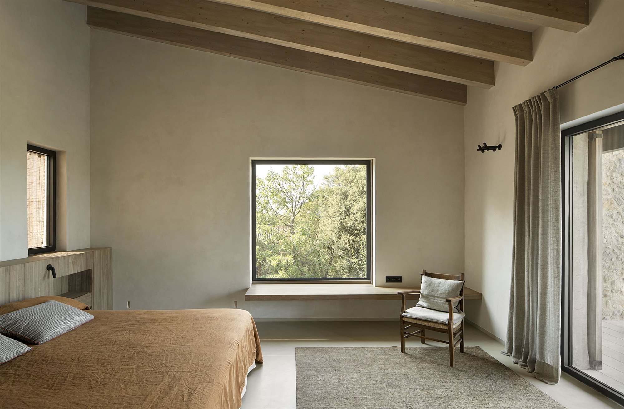 Casa Costa Brava. Resuelto con materiales naturales