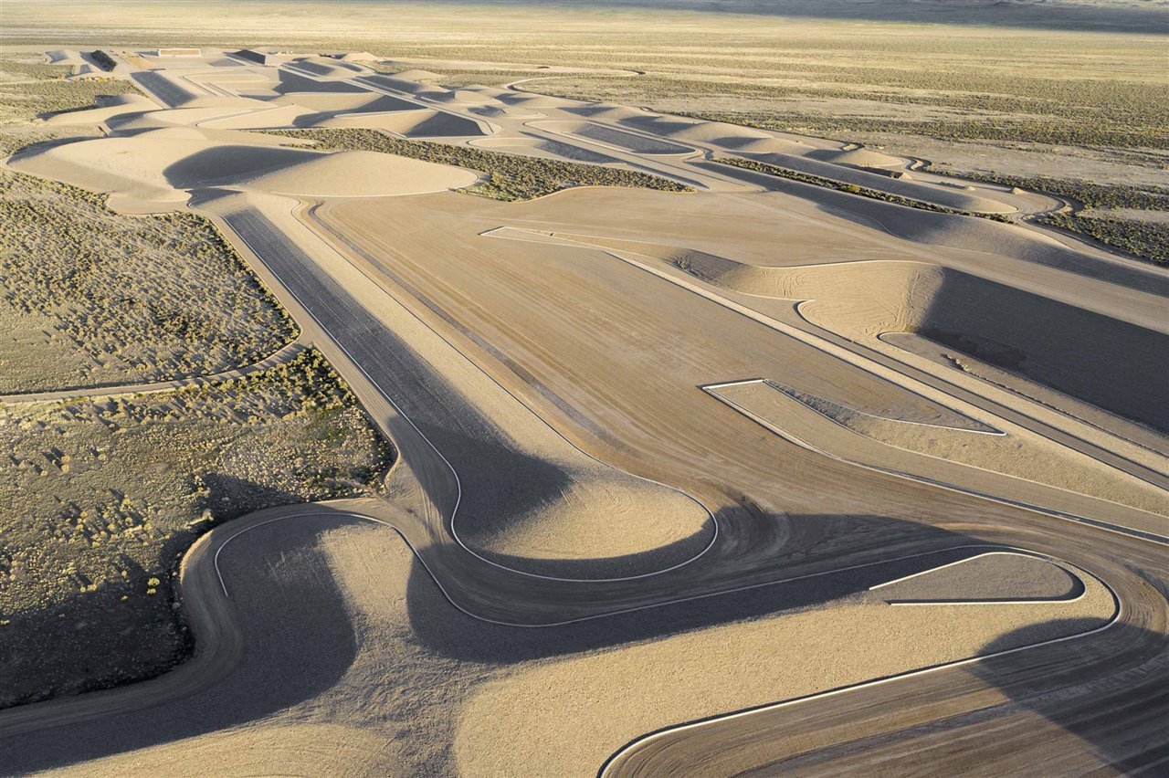 Compuesta por montículos moldeados y depresiones hechas de tierra compactada, roca y hormigón, la Ciudad tiene más 1.500 metros de largo y unos 800 de ancho.