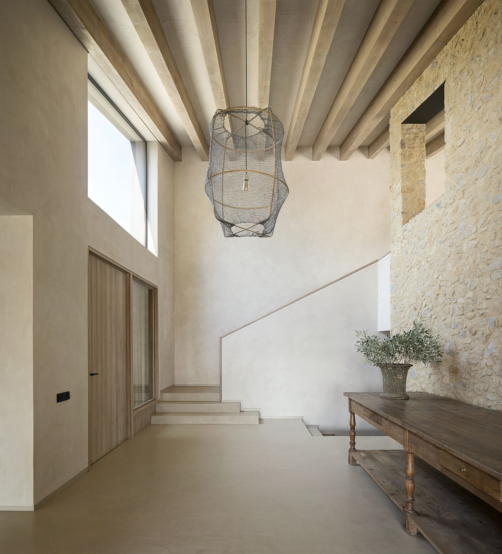 Casa Costa Brava. Una escalera para conectar