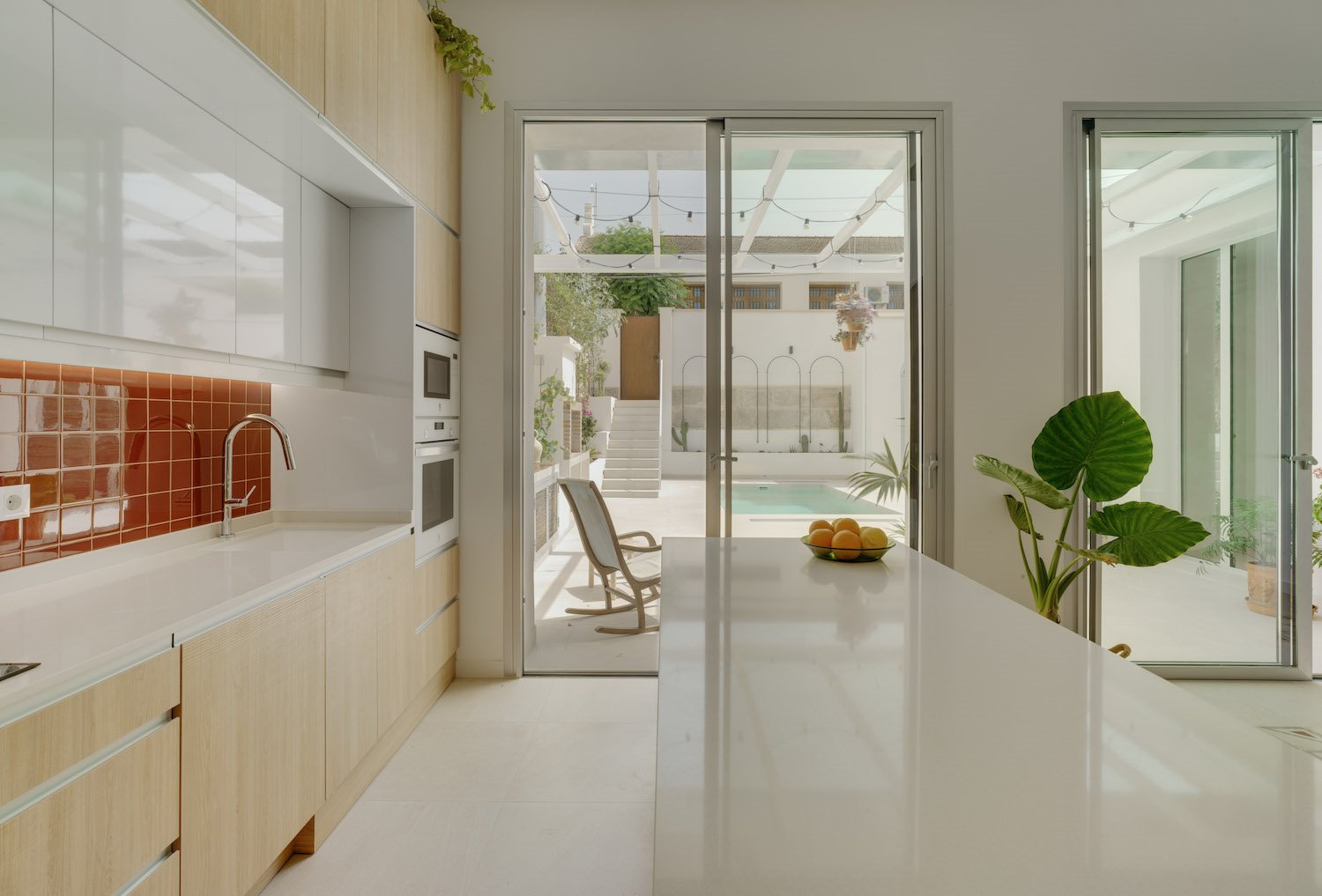 Cocina con acceso al patio de una casa de pueblo recuperada. 
