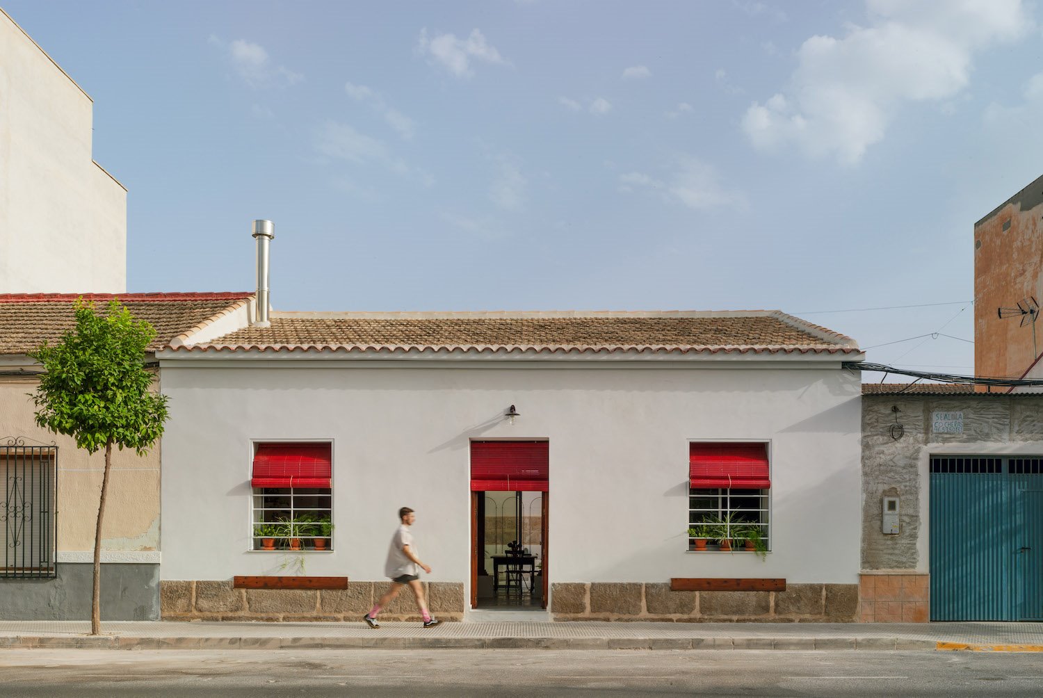 Fachada de una casa de pueblo recuperada. 