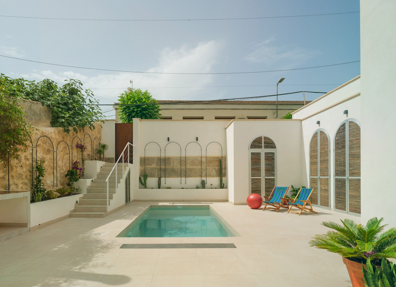 Piscina de una casa de pueblo recuperada. 