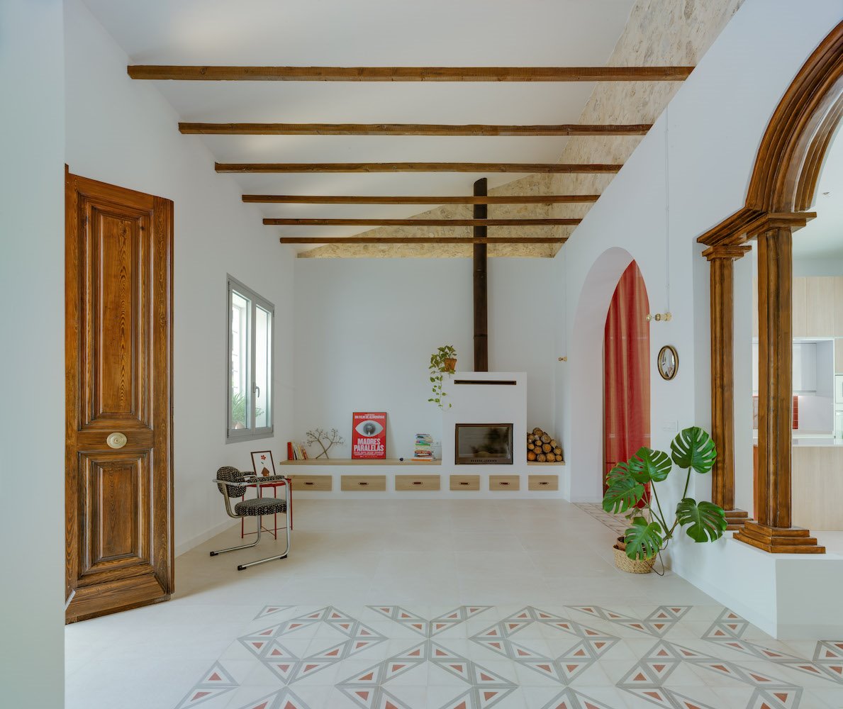 Sala con chimenea de una casa de pueblo recuperada. 