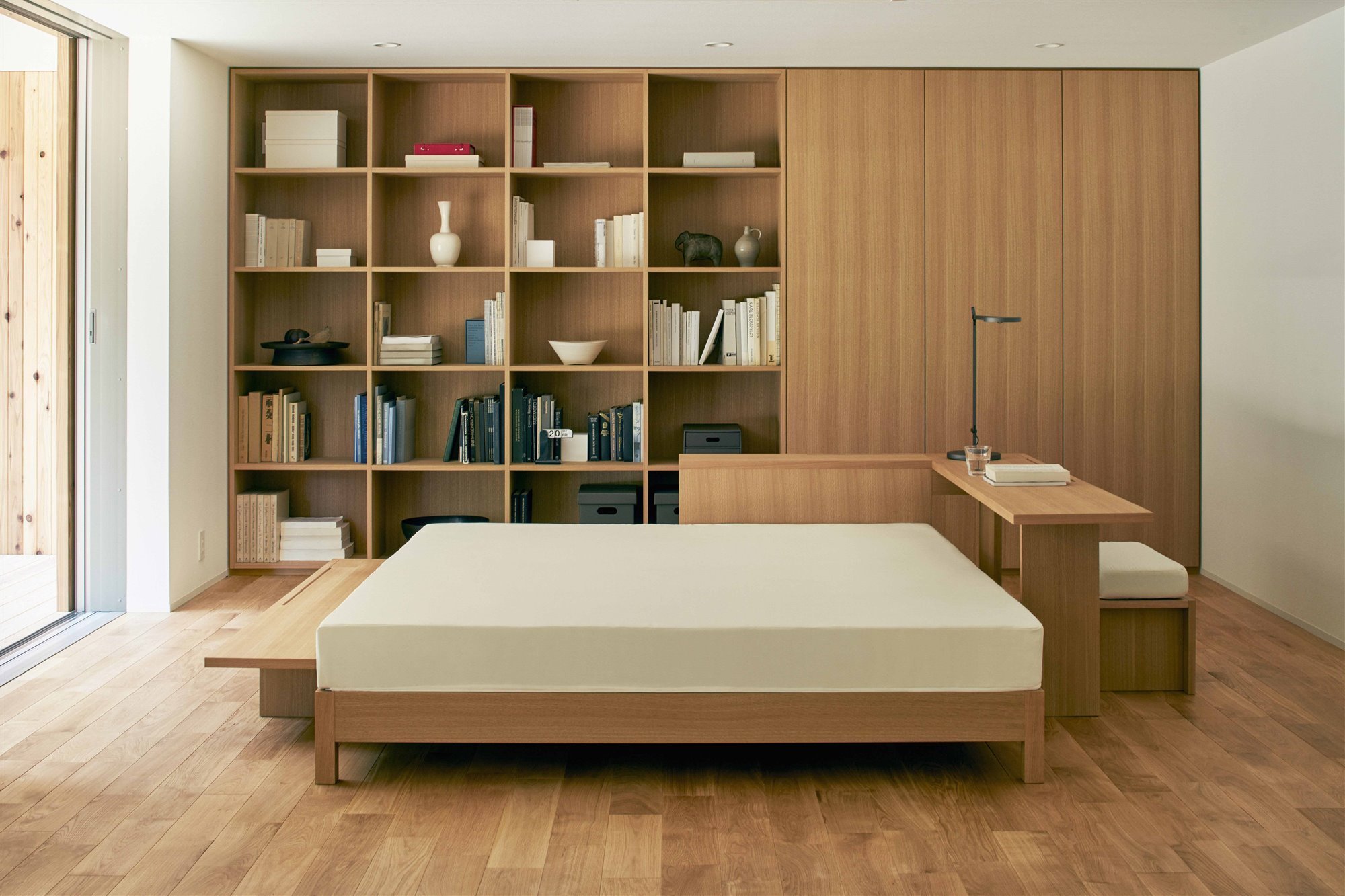 dormitorio-de-madera-casa-muji 0ab63648 2000x1333. Mesita de noche 