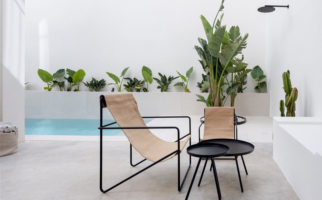 El patio-terraza de este hotel ofrece un pequeño retiro a pocos metros del centro de la ciudad