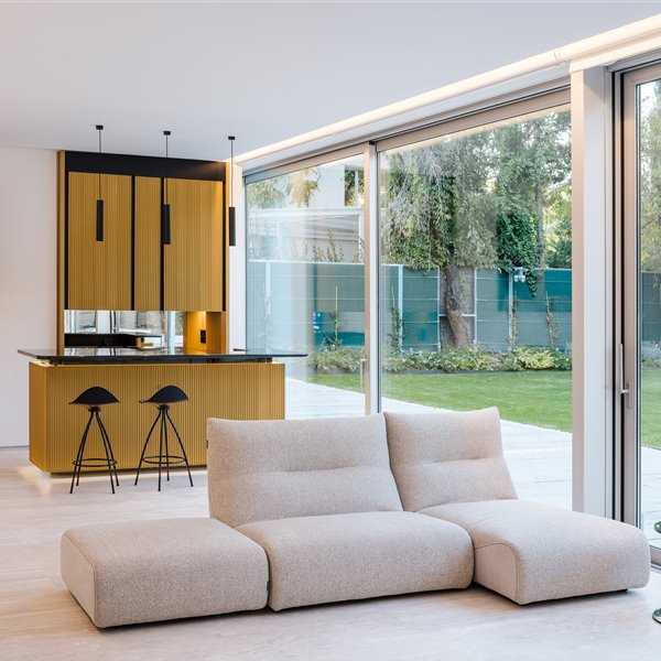 Una casa abierta al exterior con transparencias poéticas 
