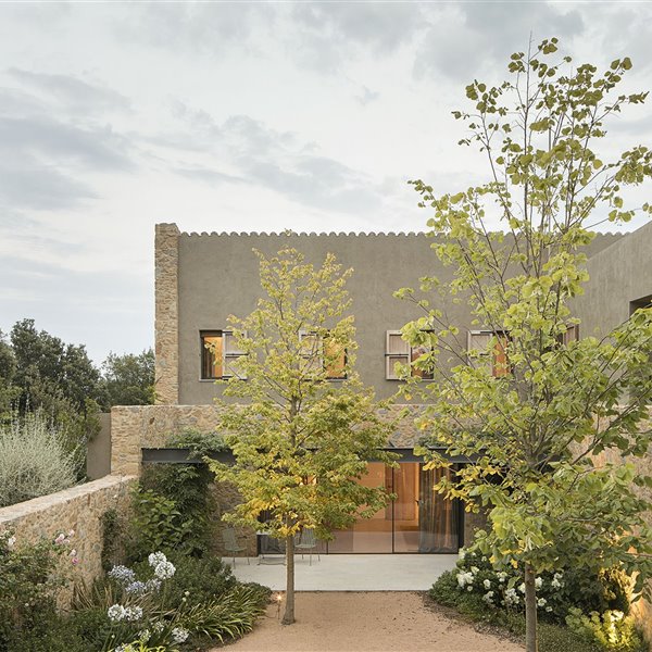 Esta casa en Girona es mucho más que una casita en el bosque 