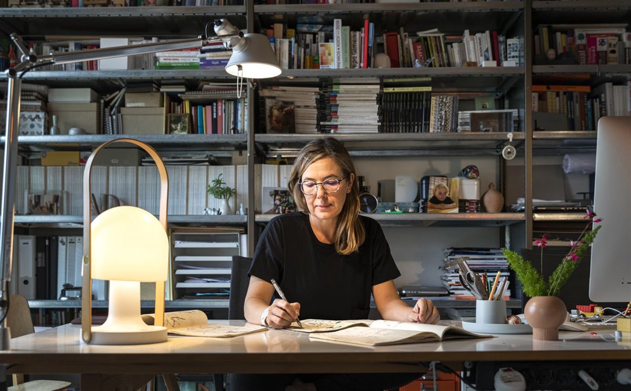Inma Bermúdez trabajando junto a una de sus piezas más exitosas, la lámpara Follow Me, de Marset. 