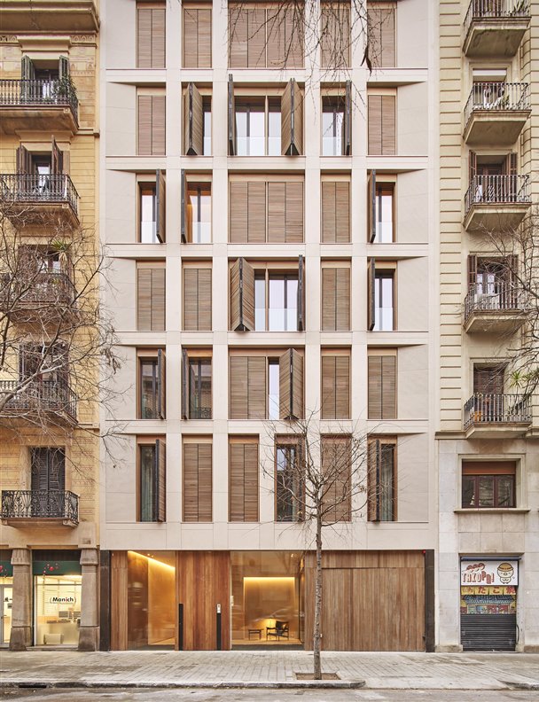 De antiguo edificio de oficinas a edificio residencial con la madera como protagonista en Barcelona