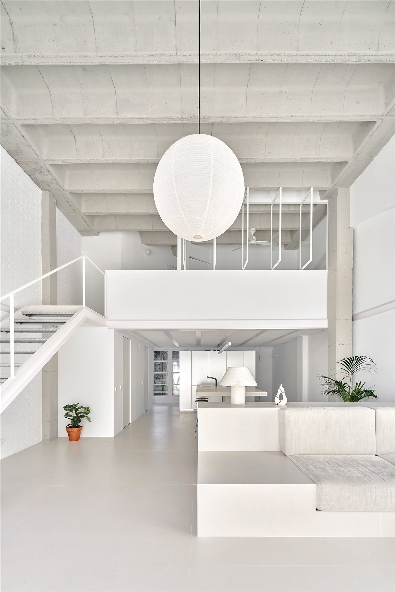 Avila, proyecto de Allaround Lab, que ha convertido en vivienda un almacén en el barrio de Poble Nou de Barcelona con la premisa de emplear "los mínimos medios para habitar un lugar". 