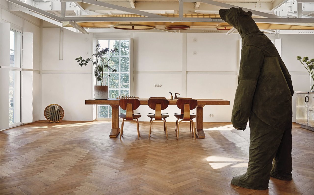 Studio Modijefsky ha transformado un antiguo edificio industrial de más de 300 metros en la casa-taller de una pareja de artistas. Su hechuras industriales se han domesticado.