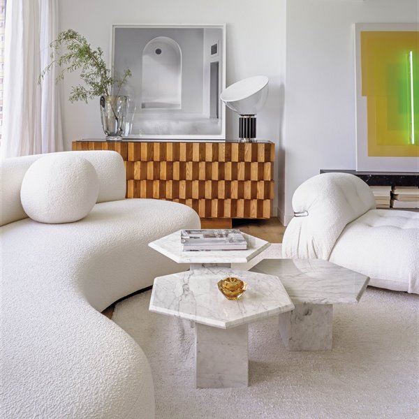 salón blanco con sofá y tres mesas de mármol, mueble de madera 