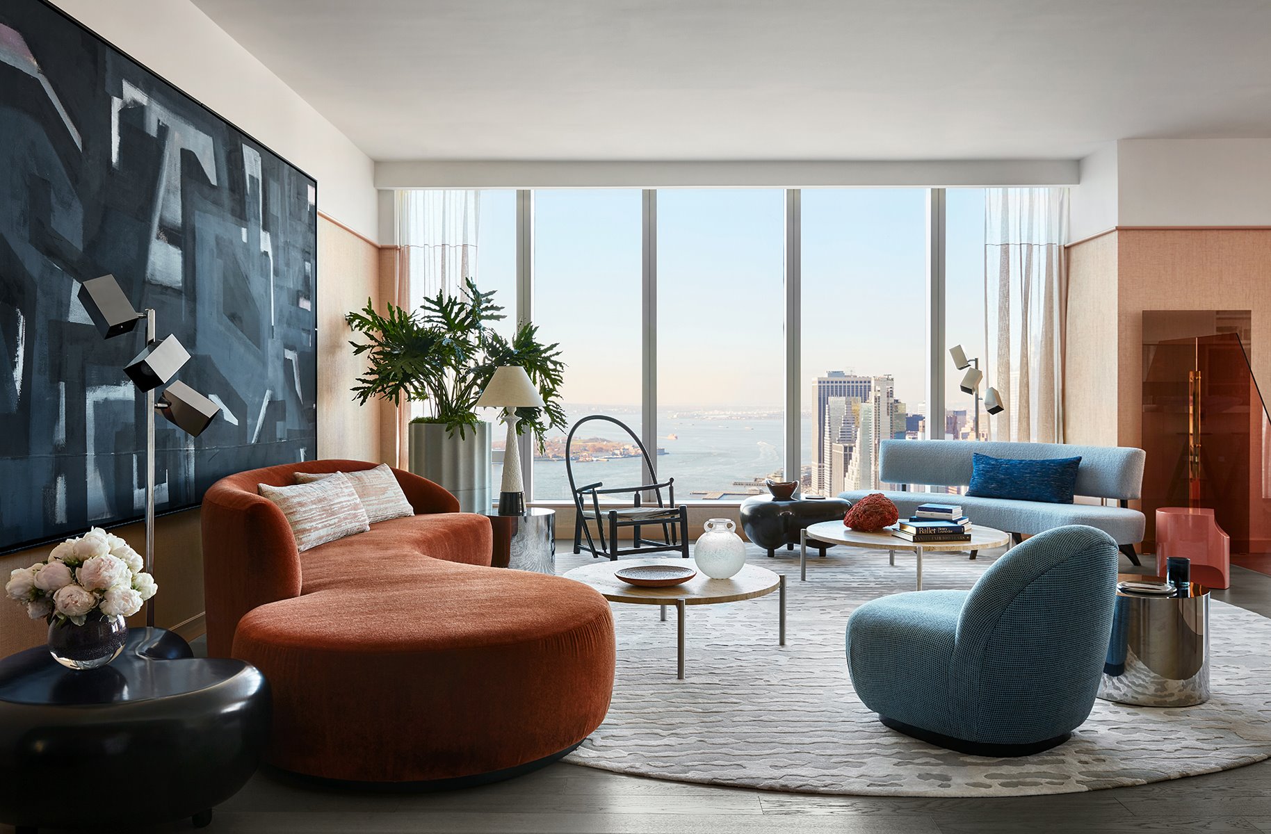 Salon de una casa diseñada por Jamie Bush con vistas a Manhattan