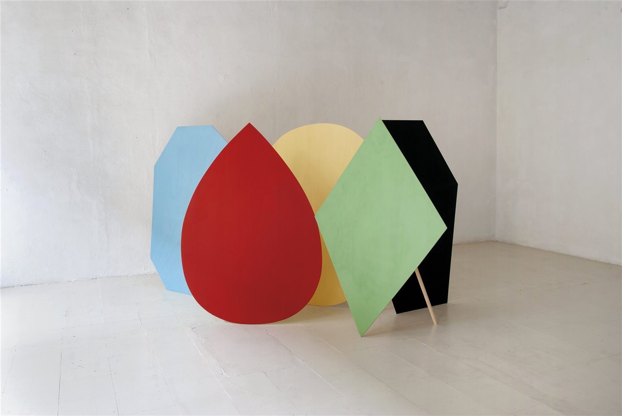 5 FORMAS, 2010, madera pintada.