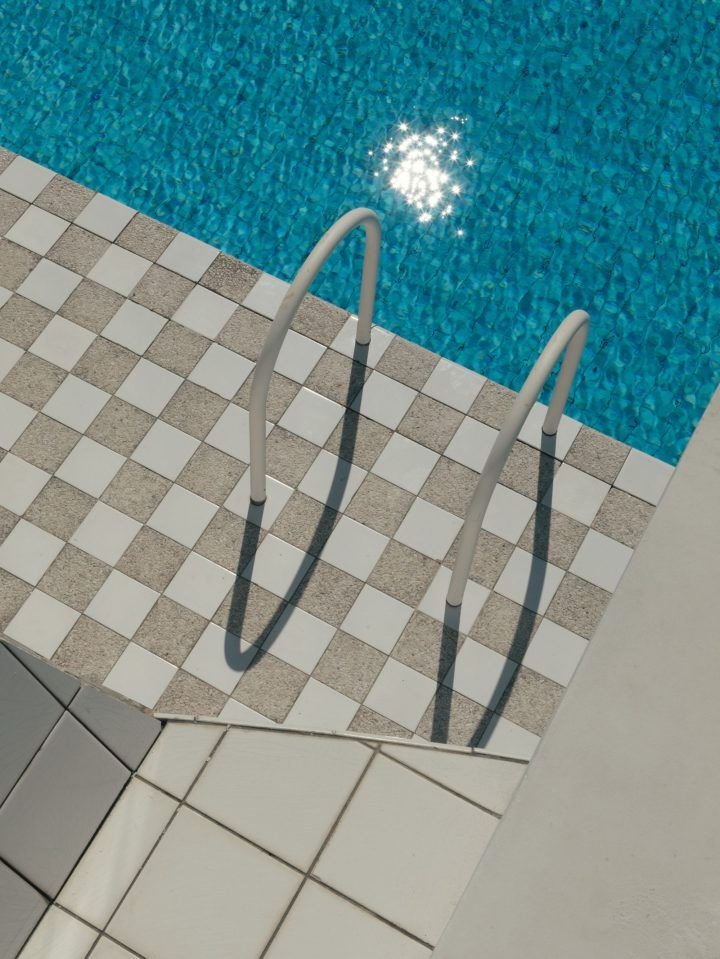 6. romain-laprade-piscina-damero-baldosas