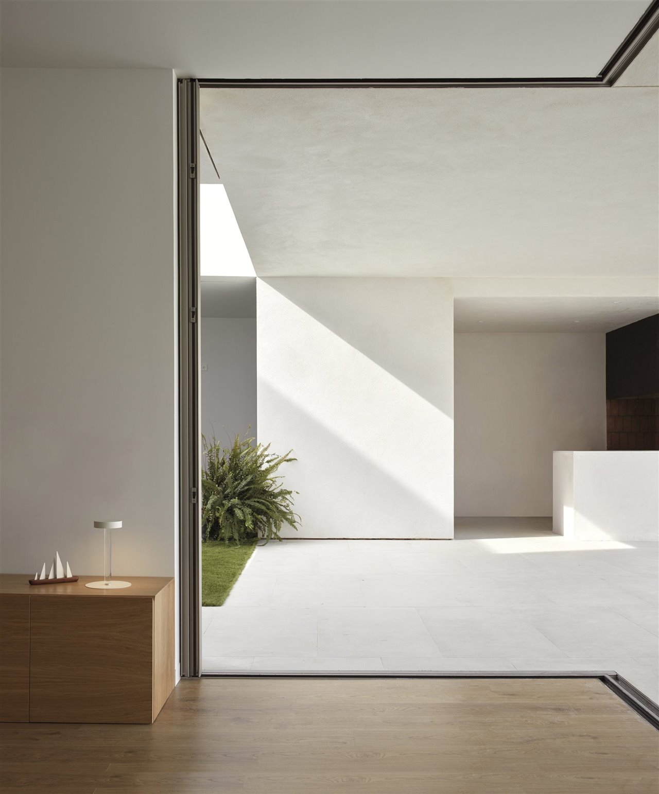 En la casa AVM en Rocafort (Valencia), de Horma Estudio, puede apreciarse cómo las sucesivas transiciones entre interior y exterior de la vivienda sirven para que pase al máximo la luz natural. 