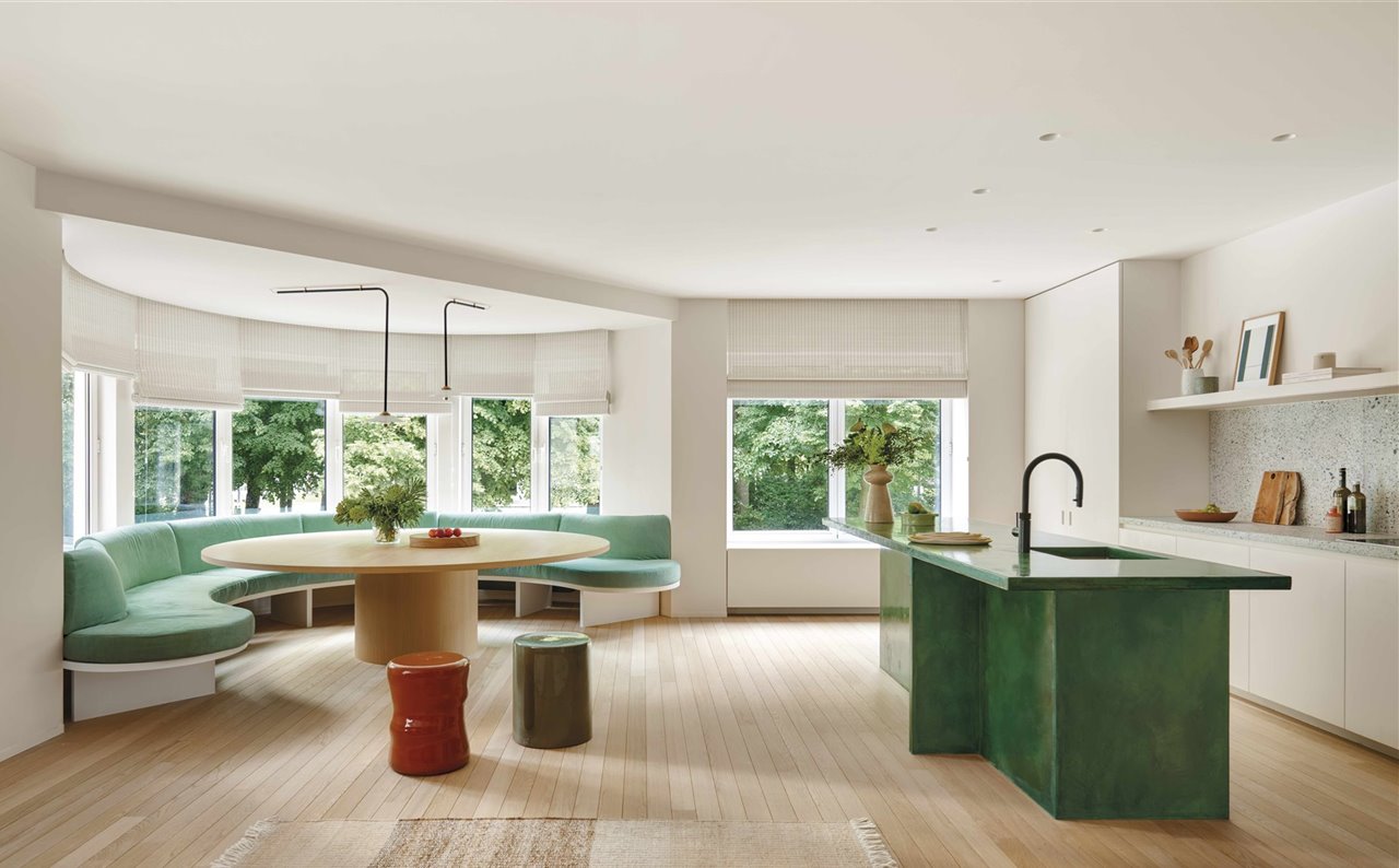 Lámpara de techo Hanging Lamp, de Muller Van Severen para Valerie Objects. Cuenco de madera de ébano, de Geraldine Van Heuverswyn Interiors.