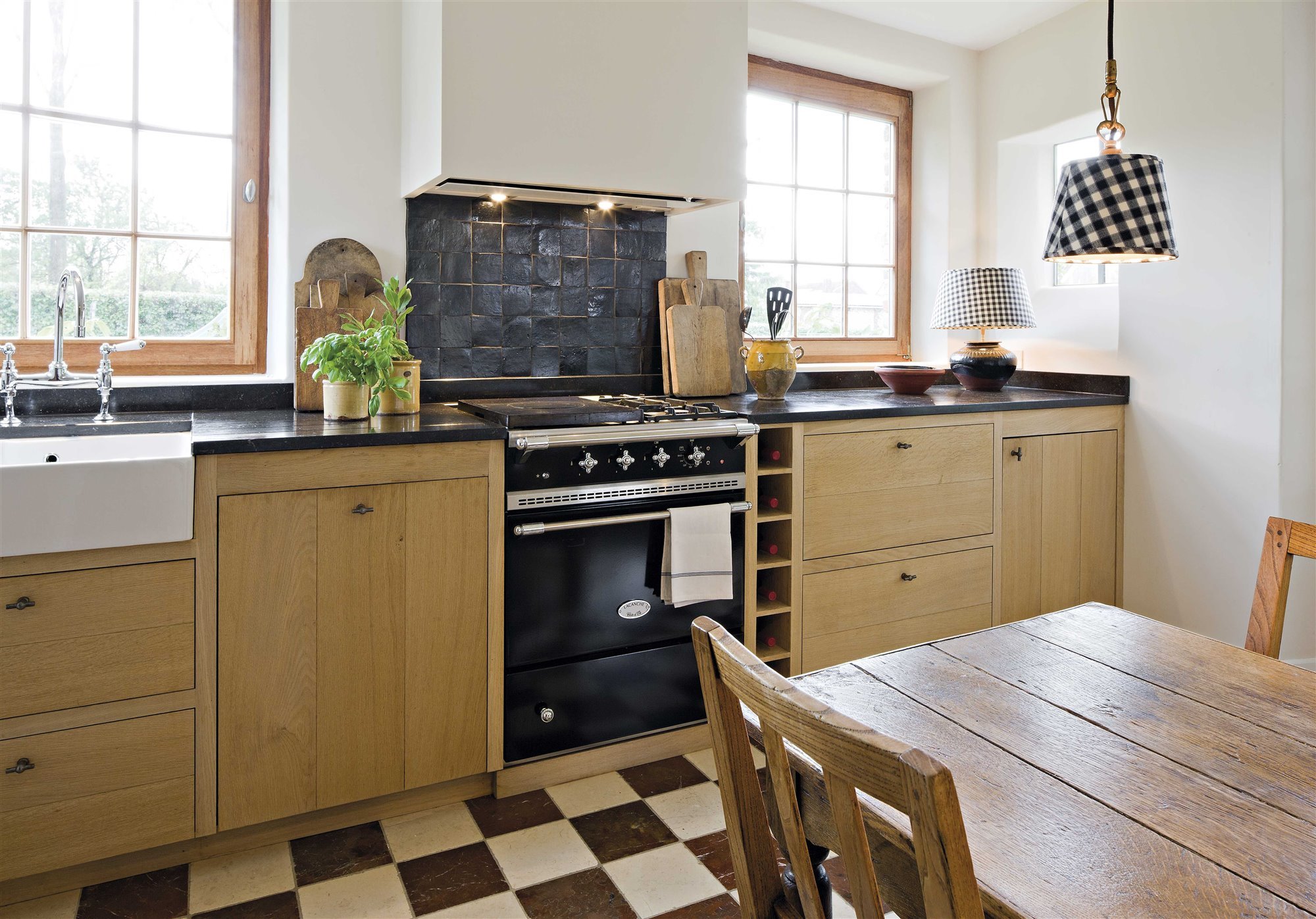 cocina con suelo de azulejo ajedrez blanco y negro y muebles de madera