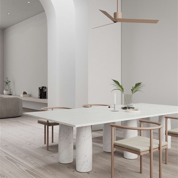 Anastassiades vuelve con aires renovados: una silla y un ventilador