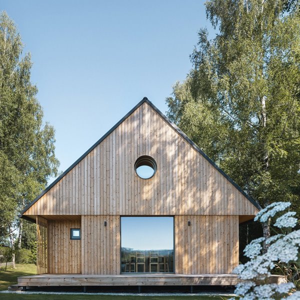 Esta cabaña de madera en el bosque parece sacada de un cuento (pero de un cuento muy moderno)