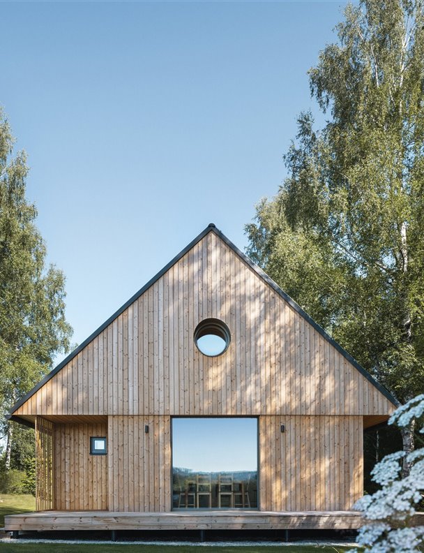 Esta cabaña de madera en el bosque parece sacada de un cuento (pero de un cuento muy moderno)