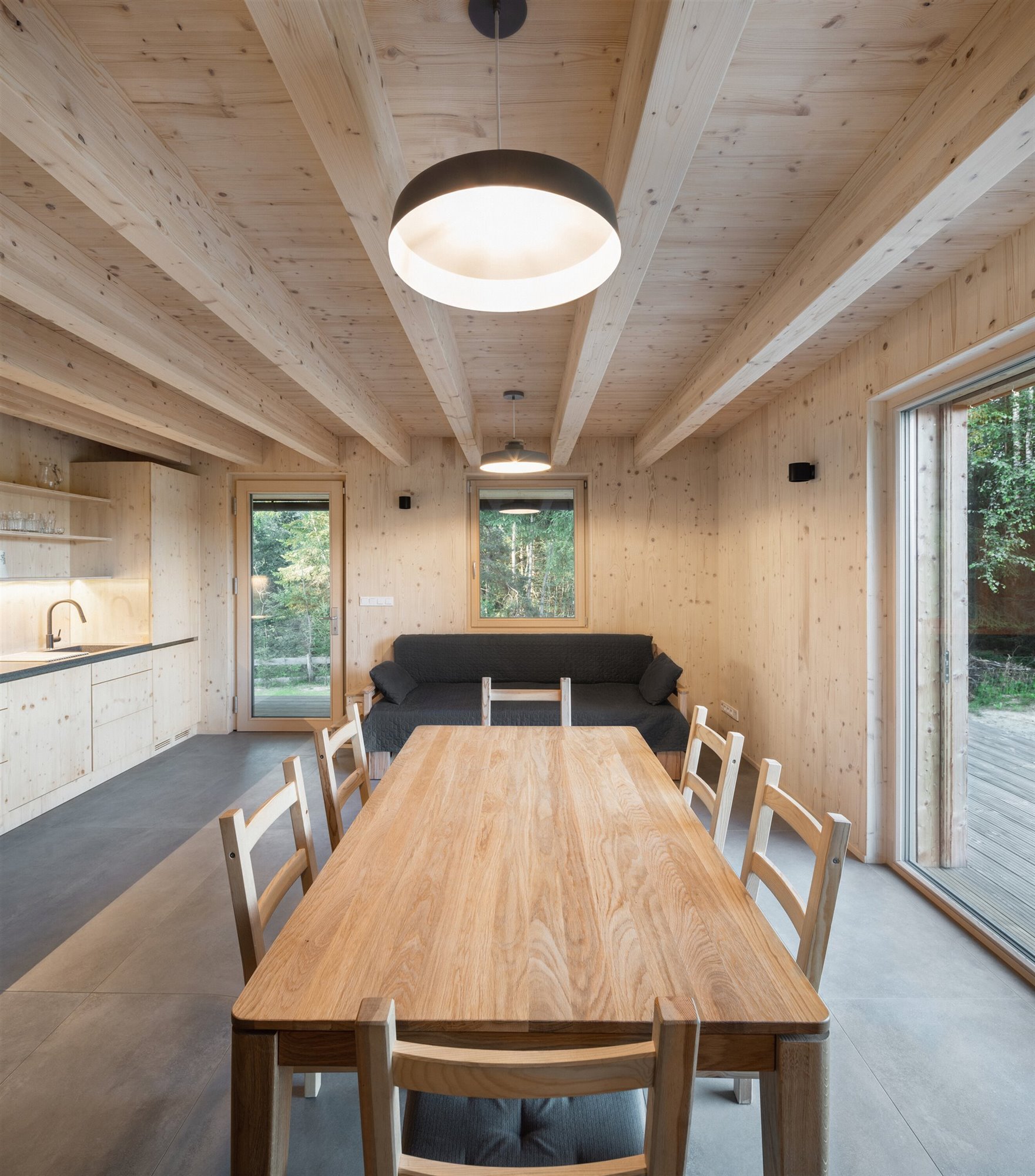 mesa de madera cabaña de madera