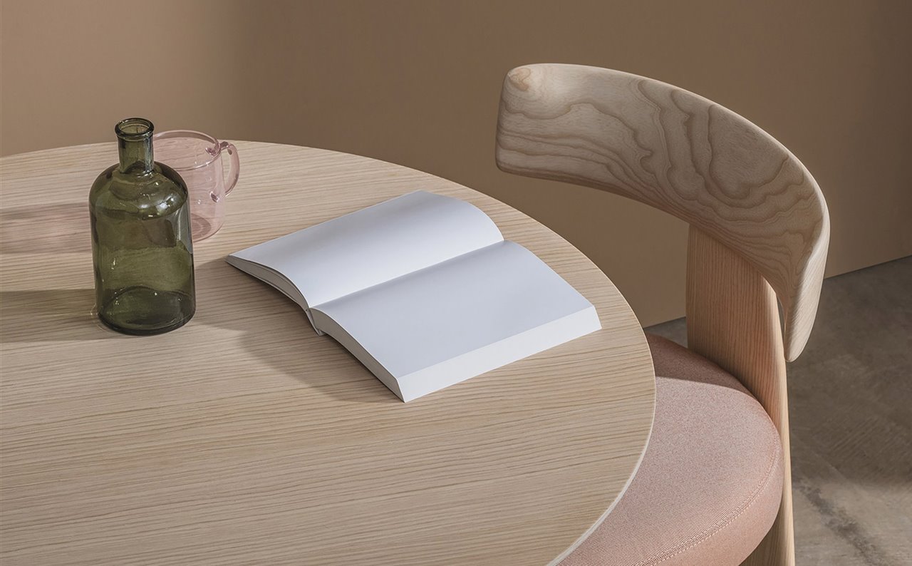 La mesa y silla Oru es un diseño audaz de Patricia Urquiola para Andreu World. La llamativa arquitectura de los tres pies recuerda la forma de un remo y es fruto de una precisa artesanía en madera.