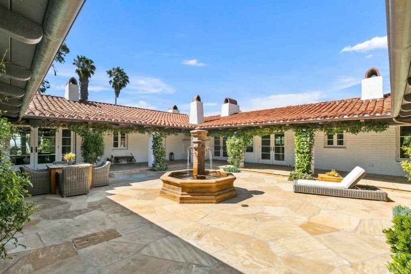 fuente patio casa sandra bullock