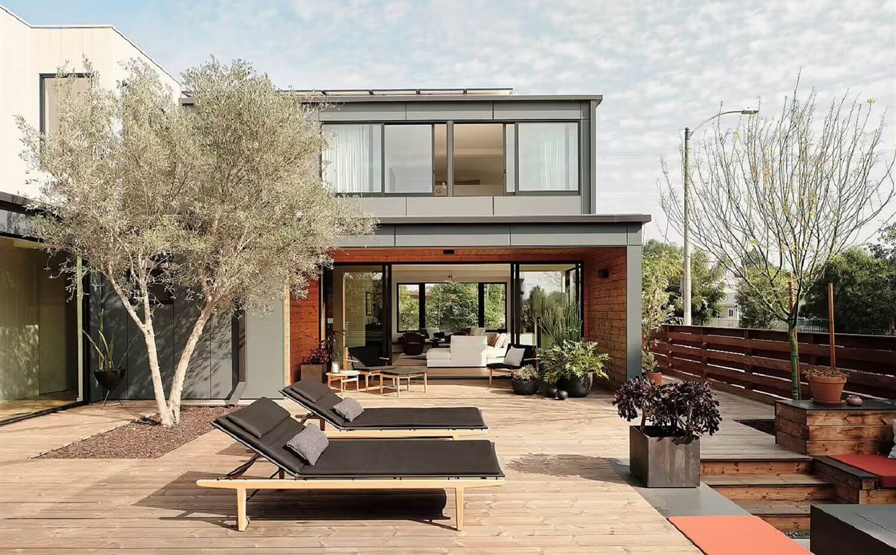 Descubre cómo es esta increíble casa prefabricada con patio central. 
