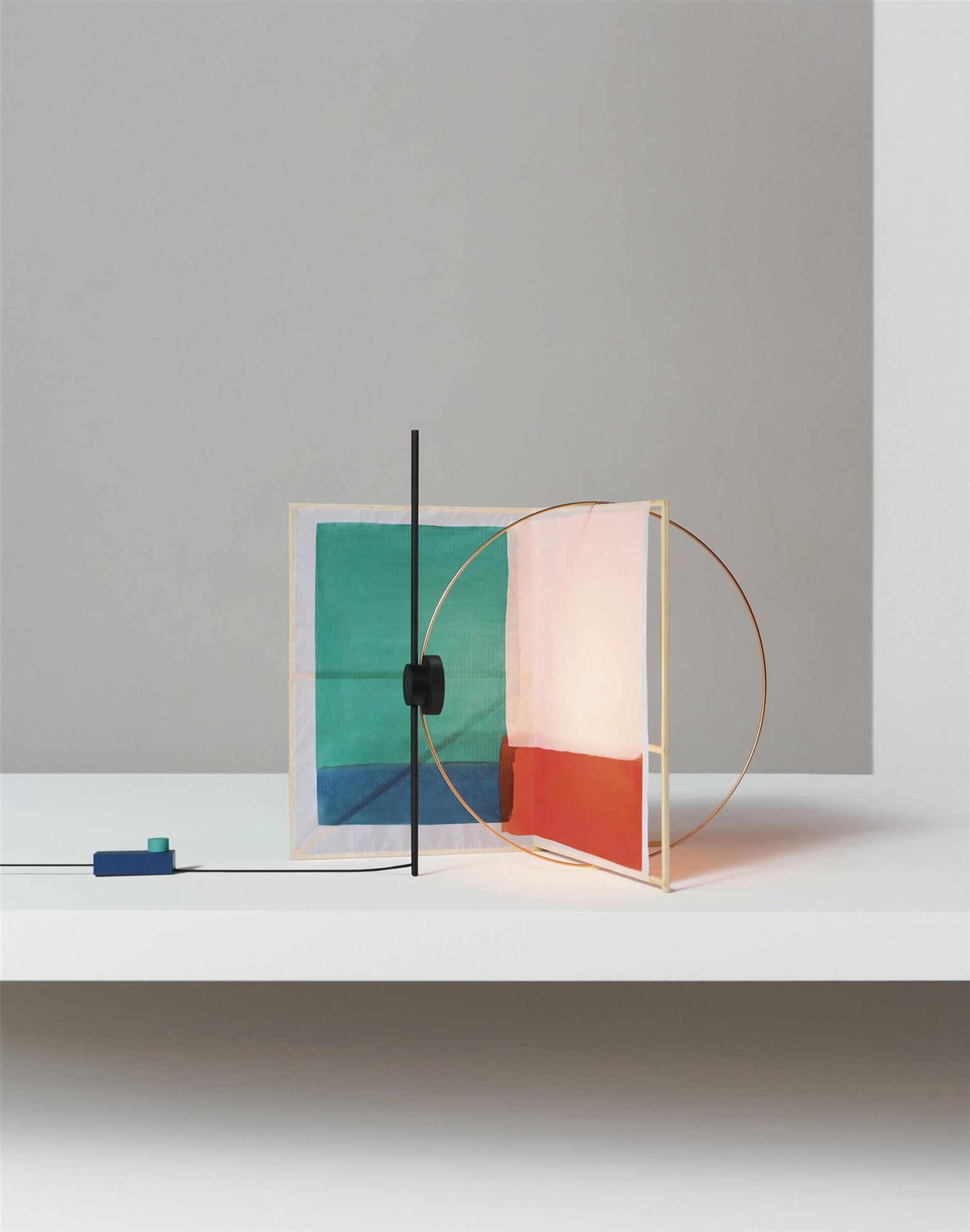 Coulisse-T-shaped-table-lamp-Hermes-©Hugo-Mapelli