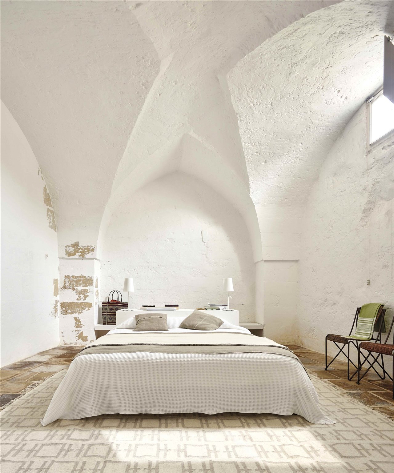 Dormitorio con bóvedas en acabado mortero