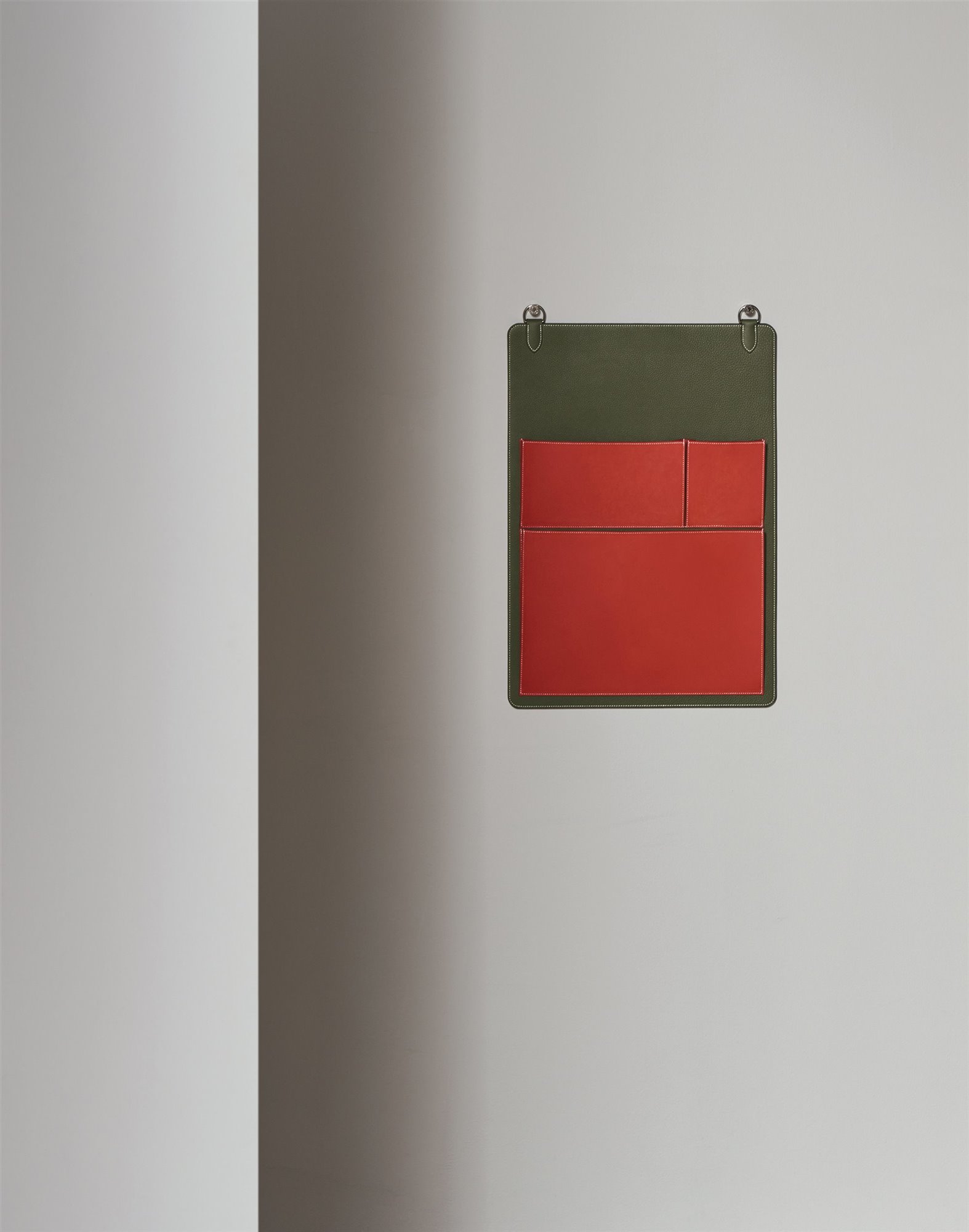 Gazette-wall-mounted-organiser-Hermes-©Hugo-Mapelli