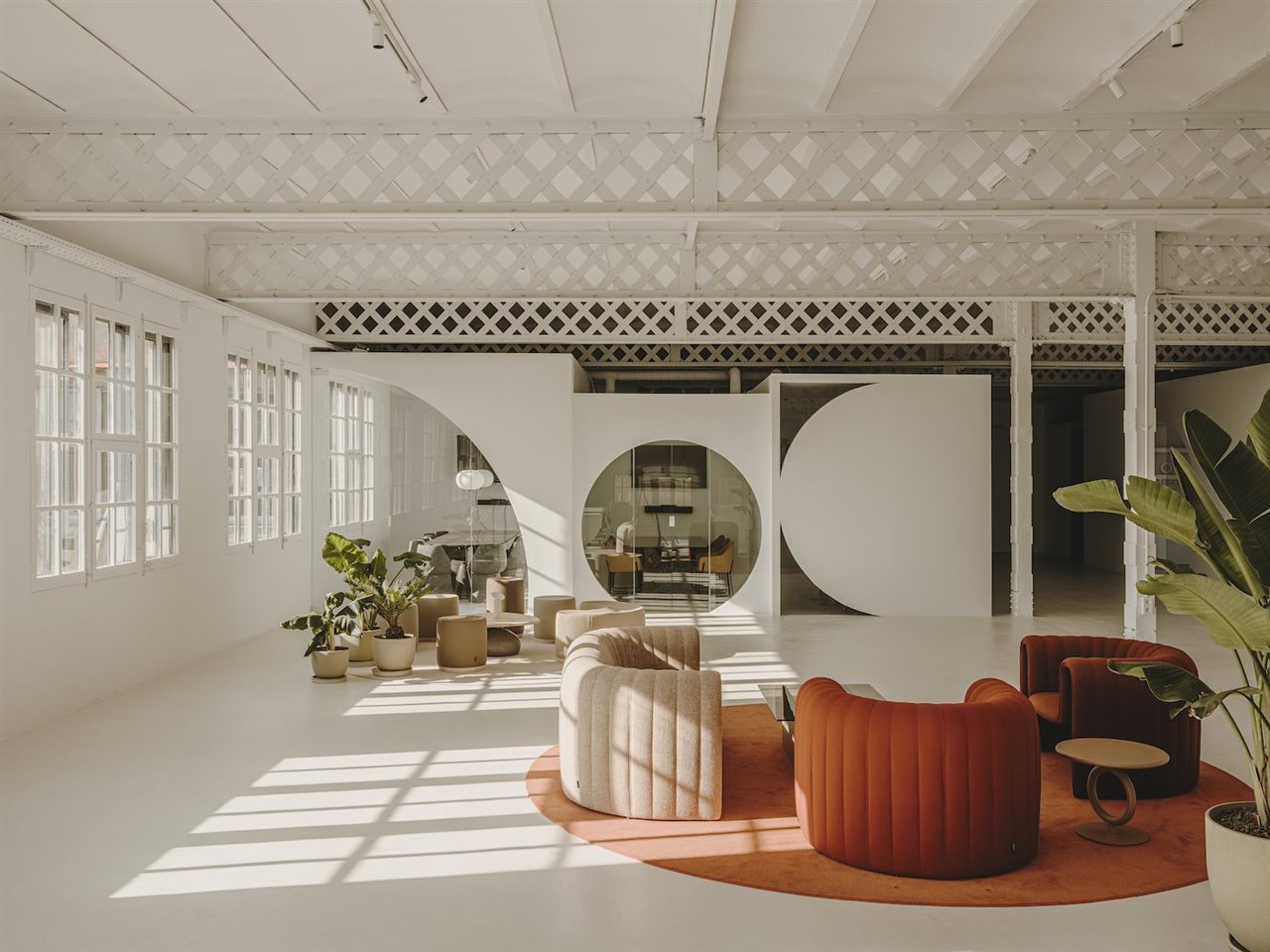Isern Serra ha diseñado las nuevas oficinas de la agencia de publicidad 'Fuego Camina Conmigo'. Un espacio de trabajo abierto y flexible con diseño geométrico y mobiliario de SANCAL.