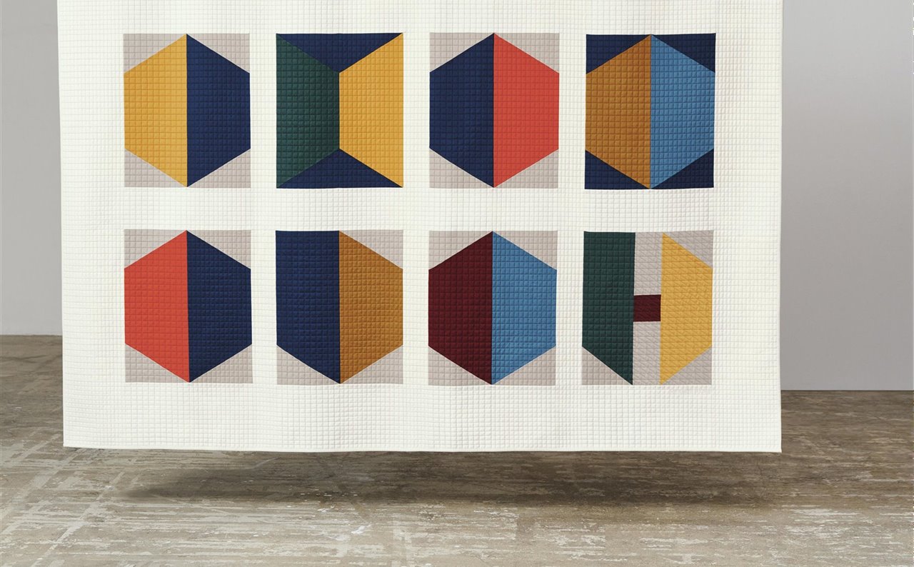 Edredón acolchado Surface, de Gianpaolo Pagni, realizado con la técnica de patchwork.