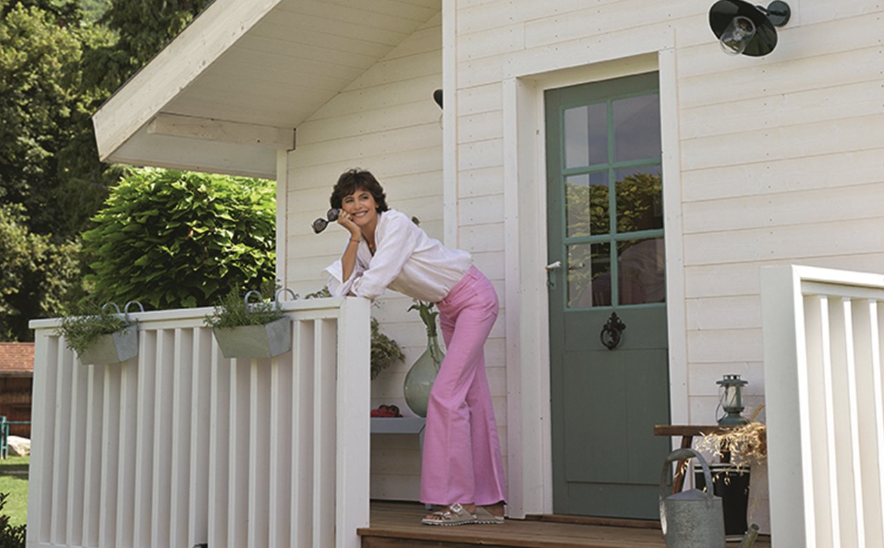Ines de la Fressange en la mini cabaña que ha decorado.
