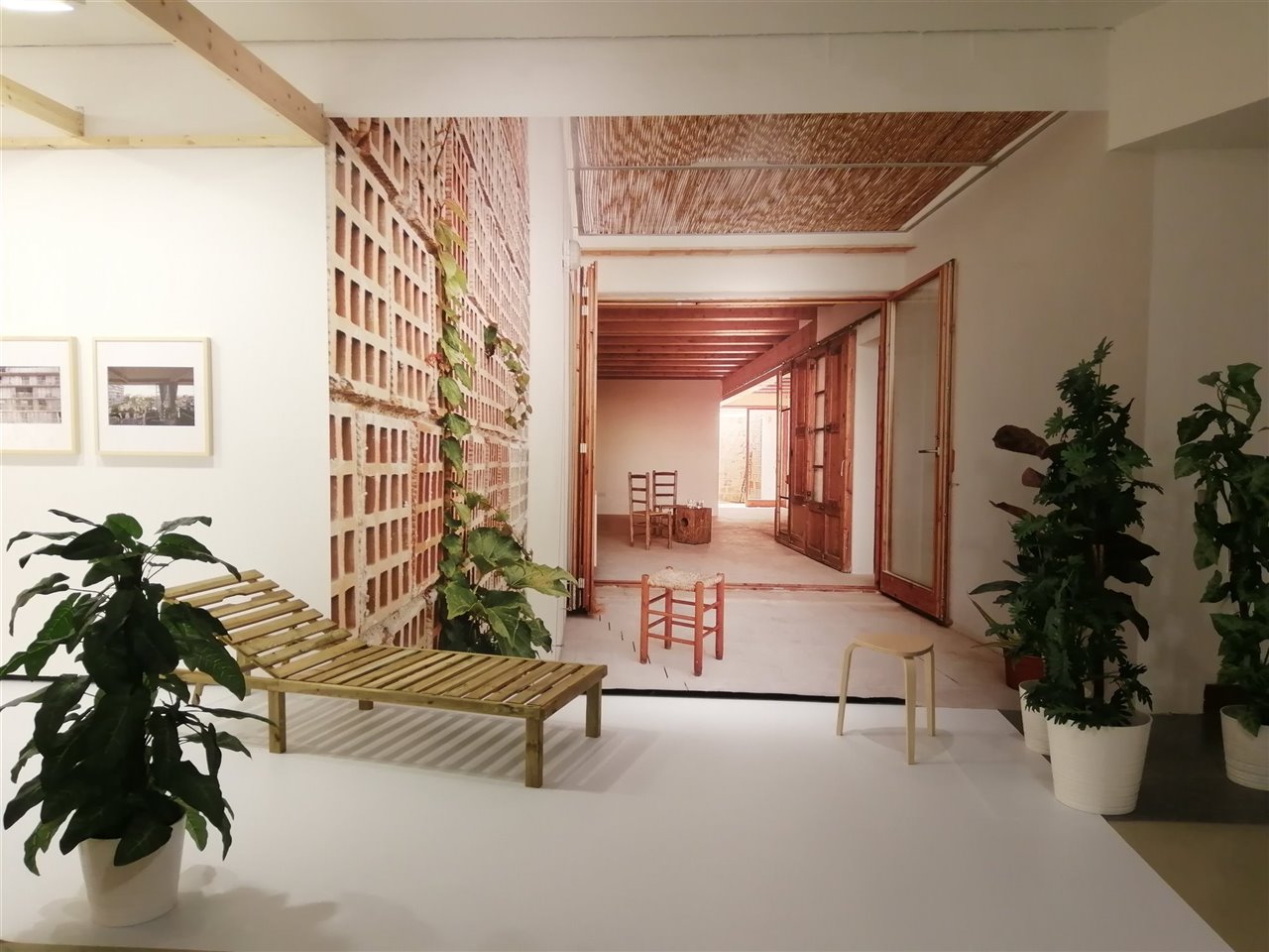Reproducción a escala del interior de la vivienda Life Reusing Posidonia, uno de los ejemplos de la exposición. 