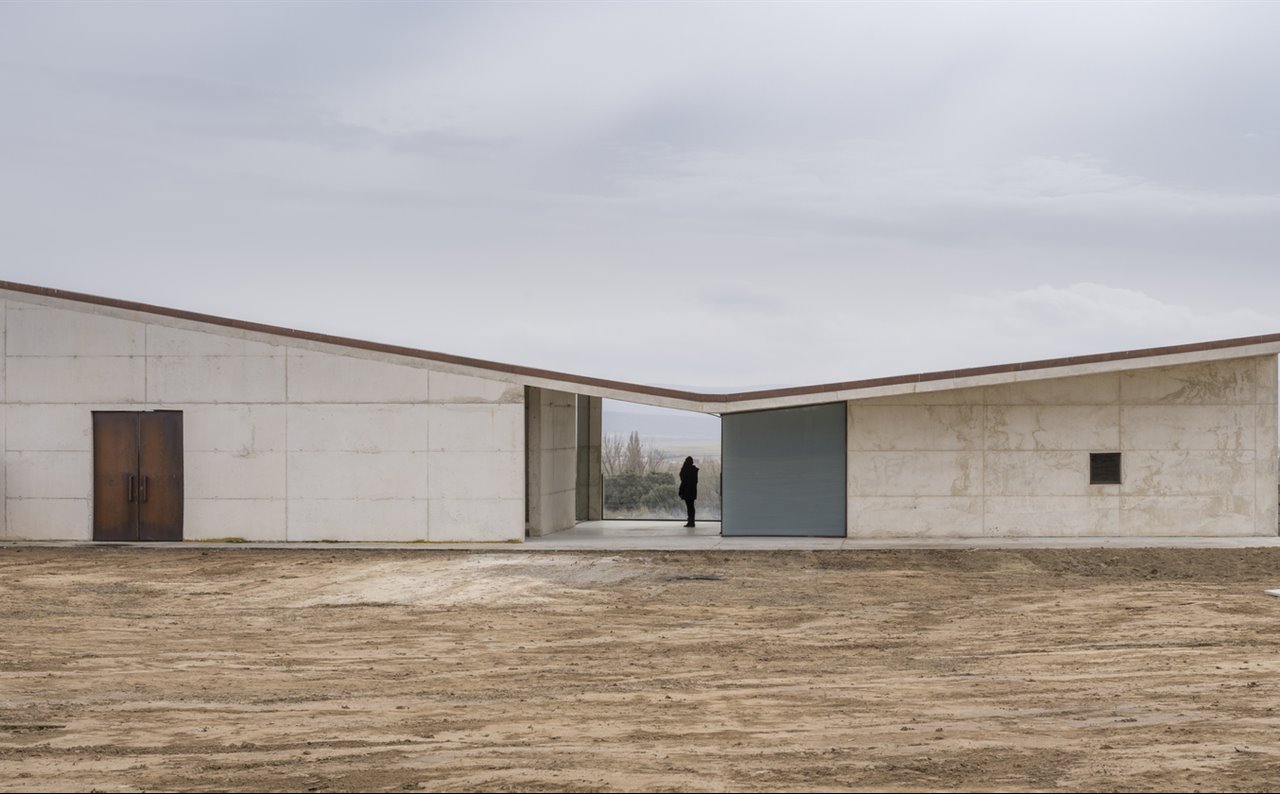 Unas despedidas marcadas por el estilo arquitectónico. Cementerio La Colilla.