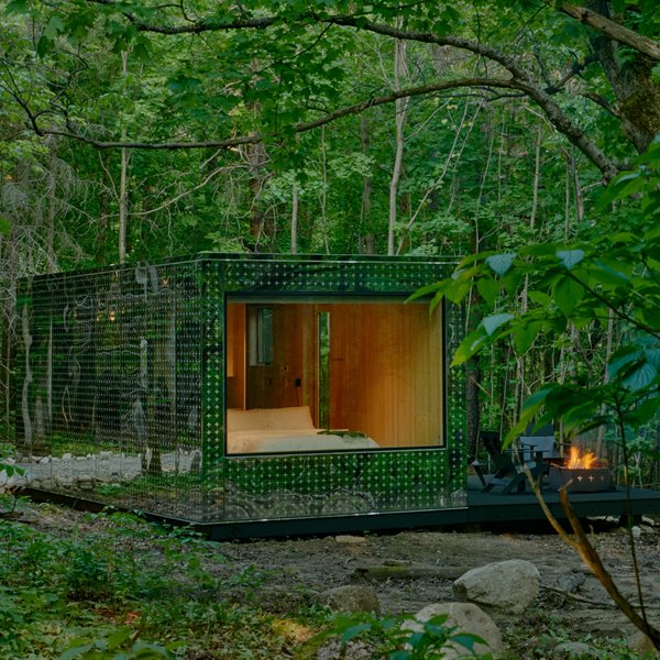 Esta cabaña invisible se mimetiza con el bosque, es segura para los animales y por dentro es todo calidez