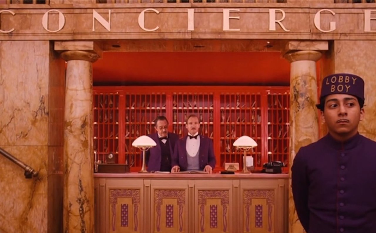 Todo el mundo ha fantaseado alguna vez con la idea de vivir en un hotel. En la foto, el hall del "Gran Hotel Budapest", de Wes Anderson. 