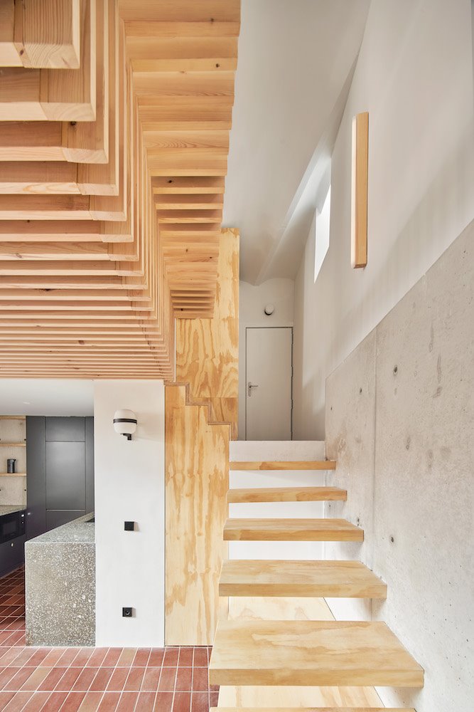 YURIKOGO HOUSE04 escalera madera