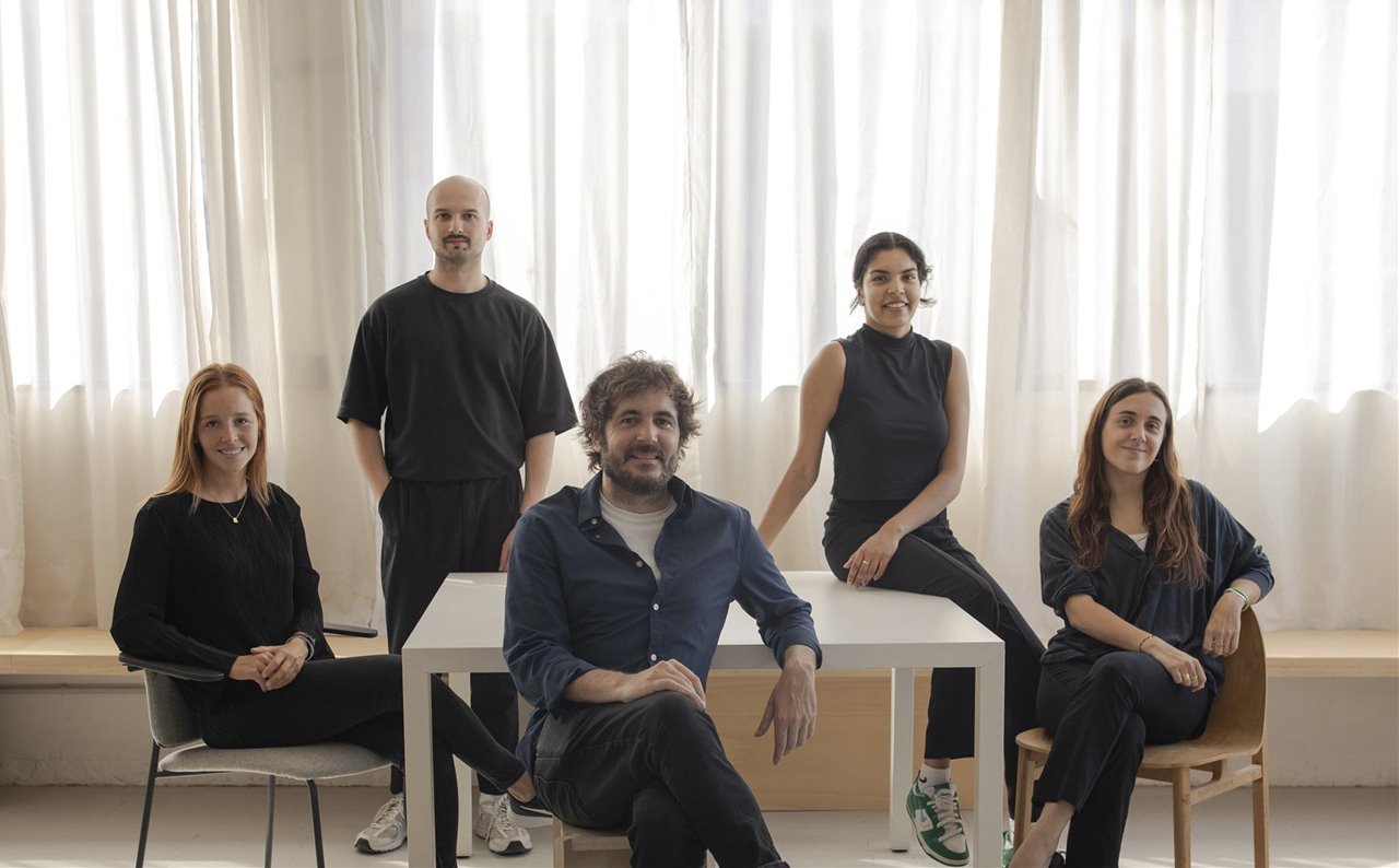 Para Isern Serra –en el centro rodeado de su equipo– la comunicación entre el arquitecto y el cliente es una parte muy importante del proceso creativo. “Acostumbro a ceder cuando veo que el cliente lo tiene claro porque para mí lo más importante, aparte de tener un buen proyecto, es que el cliente esté contento”.