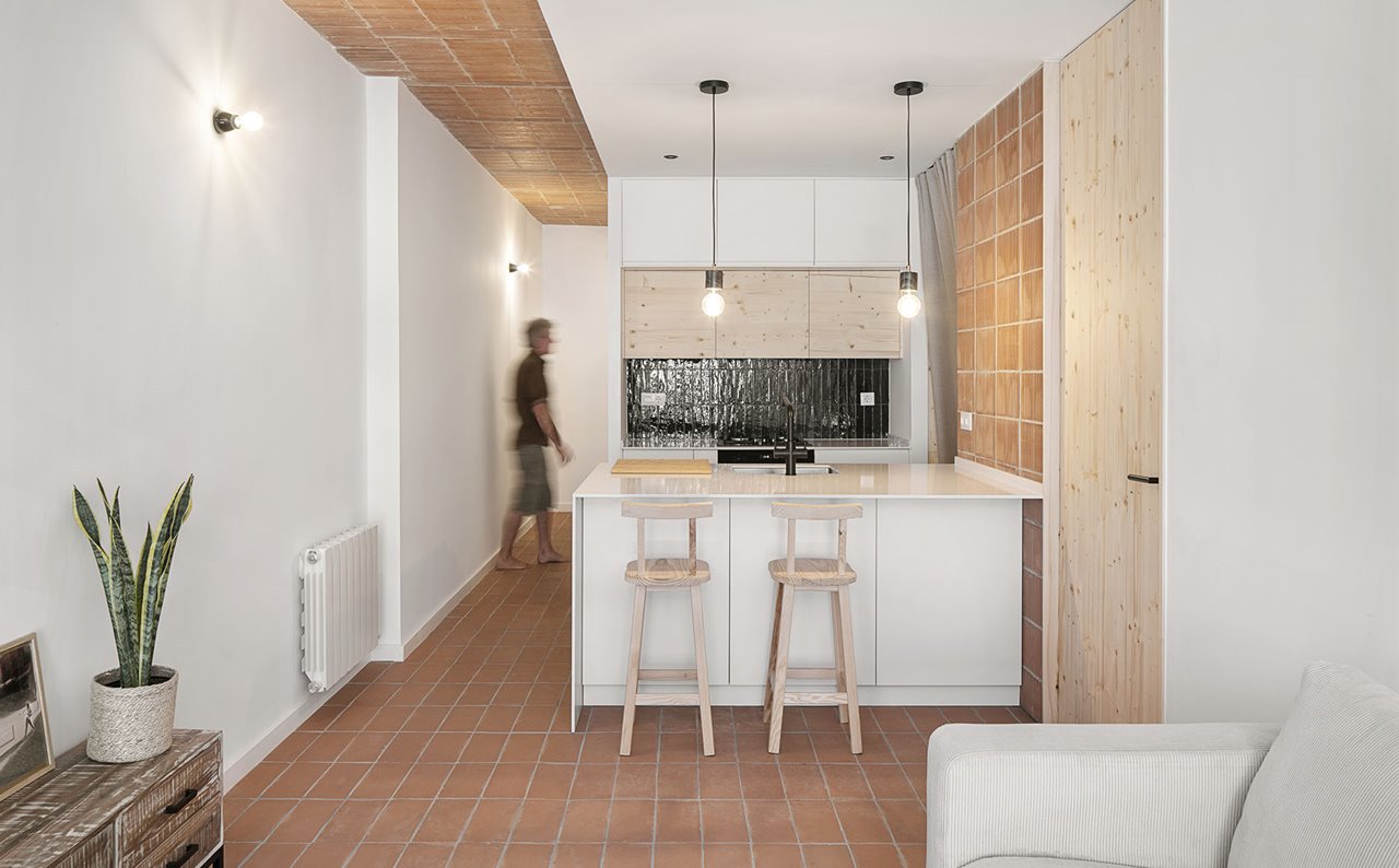 Madera de pino, arcilla y color blanco, el triunvirato ganador en este piso de Barcelona.