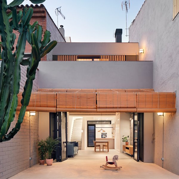 Esta casa pasó de almacén a vivienda familiar que puede transformarse con el tiempo