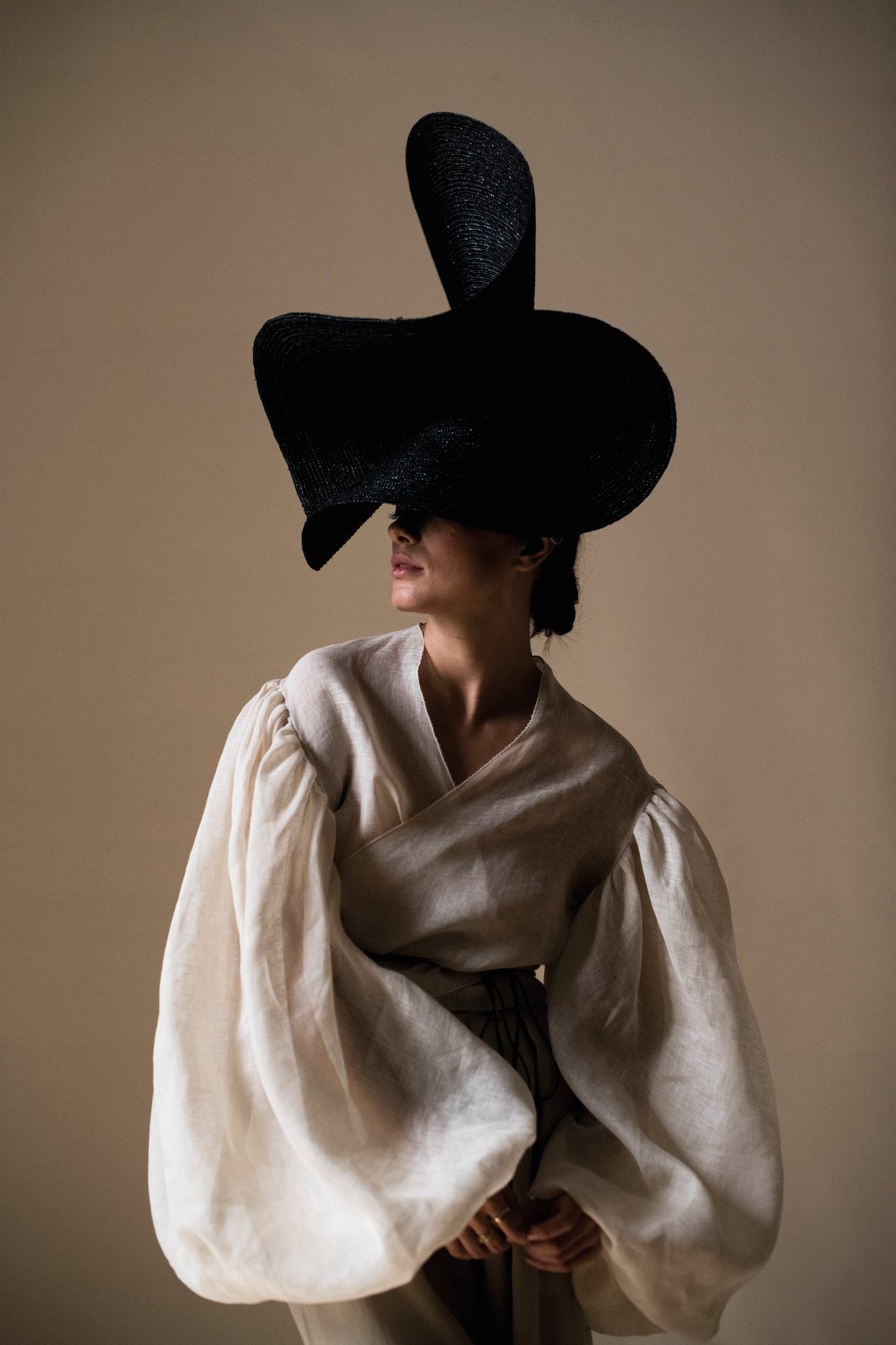 La diseñadora de sombreros Eli Urpí, con su trabajo artesanal, explora todas las posibilidades de los materiales naturales. 